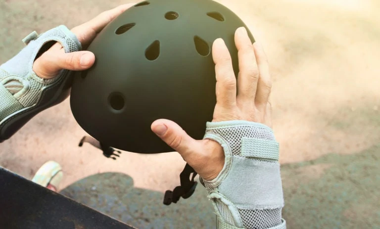 best skateboard wrist guards guide thumbnail