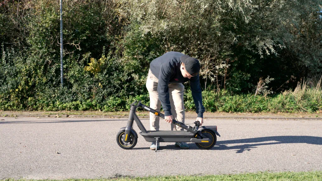 Folding and unfolding the Ninebot Max G2