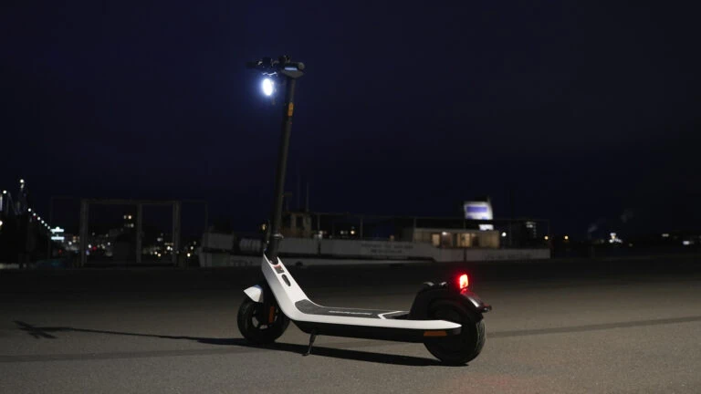 NIU KQi2 Pro LED lights at night